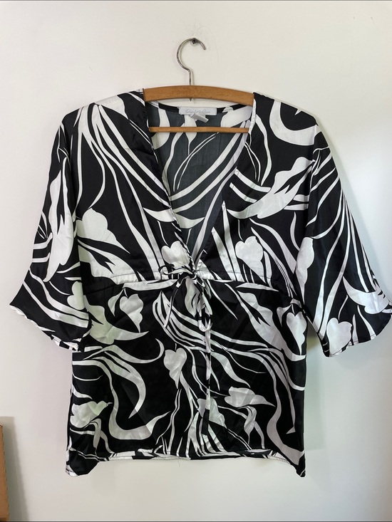 Charlotte Russe Tops - VTG Charlotte Russe Y2K Satin Black & White V-neck Tie-Front Blouse Size M